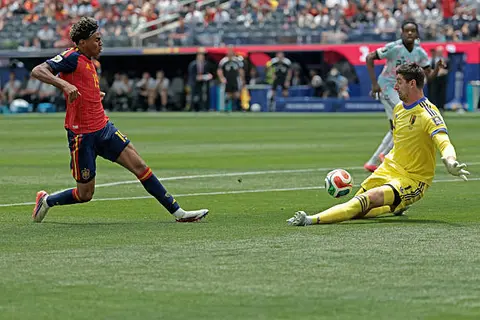 دقيقة بدقيقة.. من يواجه فرنسا؟ إسبانيا 1-1 بلجيكا (كأس العالم).. إصابة كورتوا (صور)